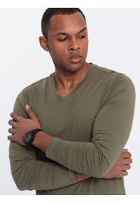 Ombre Clothing - Longsleeve męski bez nadruku z dekoltem w serek - ciemnooliwkowy V2 - Rozmiar: L. Okazja: na co dzień. Typ kołnierza: dekolt w serek. Kolor: oliwkowy. Materiał: materiał, bawełna. Długość rękawa: długi rękaw. Długość: długie. Wzór: gładki, jednolity. Styl: klasyczny, casual, elegancki