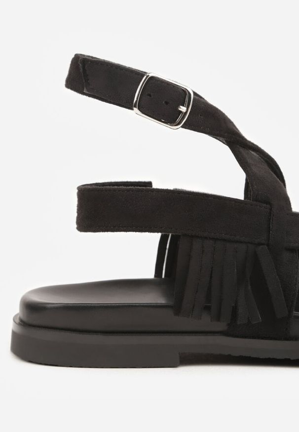 Renee - Czarne Sandały Typu Rzymianki Ozdobione Frędzlami Casasos. Okazja: na co dzień. Zapięcie: pasek. Kolor: czarny. Materiał: len. Wzór: aplikacja. Sezon: lato. Styl: boho, casual