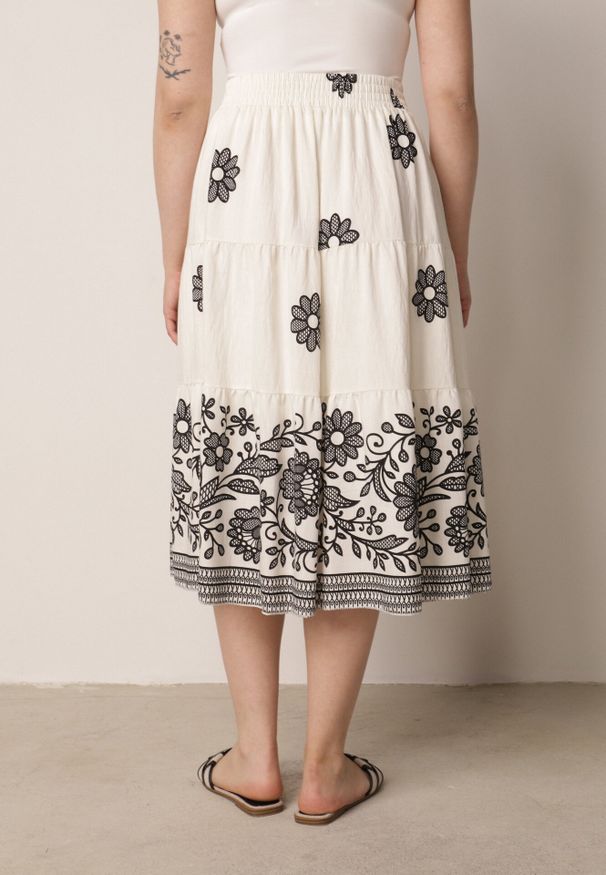 Born2be - Biało-Czarna Rozkloszowana Spódnica z Wiskozy w Kwiatowy Wzór Masterore. Okazja: do pracy, na co dzień. Kolor: biały. Materiał: wiskoza. Wzór: kwiaty. Styl: casual