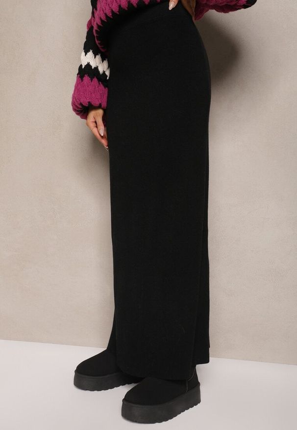 Renee - Czarna Spódnica z Wełną High Waist o Rozkloszowanym Kroju Emirela. Okazja: na spotkanie biznesowe, do pracy. Stan: podwyższony. Kolor: czarny. Materiał: wełna. Styl: elegancki, biznesowy, wizytowy