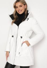 Born2be - Biała Kurtka Parka z Kapturem Ściągana w Pasie Semielin. Okazja: na co dzień, na spacer. Typ kołnierza: kaptur. Kolor: biały. Styl: elegancki, casual #1