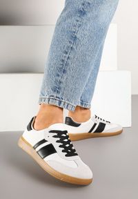 Renee - Biało-Czarne Sneakersy na Kauczukowej Podeszwie Ozdobione Paskami Emidi. Okazja: na co dzień. Zapięcie: pasek. Kolor: biały. Materiał: kauczuk. Wzór: aplikacja. Obcas: na obcasie. Wysokość obcasa: niski