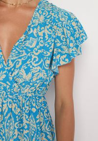 Born2be - Niebieska Rozkloszowana Bawełniana Sukienka z Gumką w Talii i Falbanami Nelsea. Okazja: na co dzień, na randkę. Typ kołnierza: dekolt w kształcie V. Kolor: niebieski. Materiał: bawełna. Długość rękawa: krótki rękaw. Typ sukienki: rozkloszowane. Styl: casual, wizytowy #5