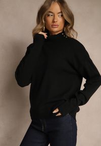 Renee - Czarny Gładki Golf Zdobiony Guzikami przy Dekolcie Rallessa. Okazja: na randkę, na spotkanie biznesowe, na co dzień. Typ kołnierza: golf. Kolor: czarny. Materiał: jeans. Długość rękawa: długi rękaw. Długość: długie. Wzór: gładki, aplikacja. Styl: elegancki, biznesowy, klasyczny, casual #4