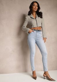 Renee - Niebieskie Jeansy o Kroju Slim High Waist Zdobione Haftem w Kształcie Serca Araniah. Okazja: na co dzień. Stan: podwyższony. Kolor: niebieski. Wzór: haft, aplikacja. Sezon: lato, wiosna. Styl: casual, elegancki