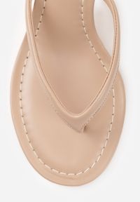 Born2be - Ciemnobeżowe Klapki Japonki na Obcasie Typu Kaczuszka Livnara. Okazja: na co dzień. Kolor: beżowy. Materiał: len. Obcas: na obcasie. Styl: casual, elegancki. Wysokość obcasa: średni #8