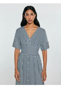 Big-Star - Sukienka damska midi z wiskozy w paski granatowo-białe Zissa 403. Okazja: do pracy, na co dzień, na spotkanie biznesowe. Kolor: niebieski. Materiał: wiskoza. Długość rękawa: krótki rękaw. Wzór: paski. Styl: biznesowy, klasyczny, casual. Długość: midi #2