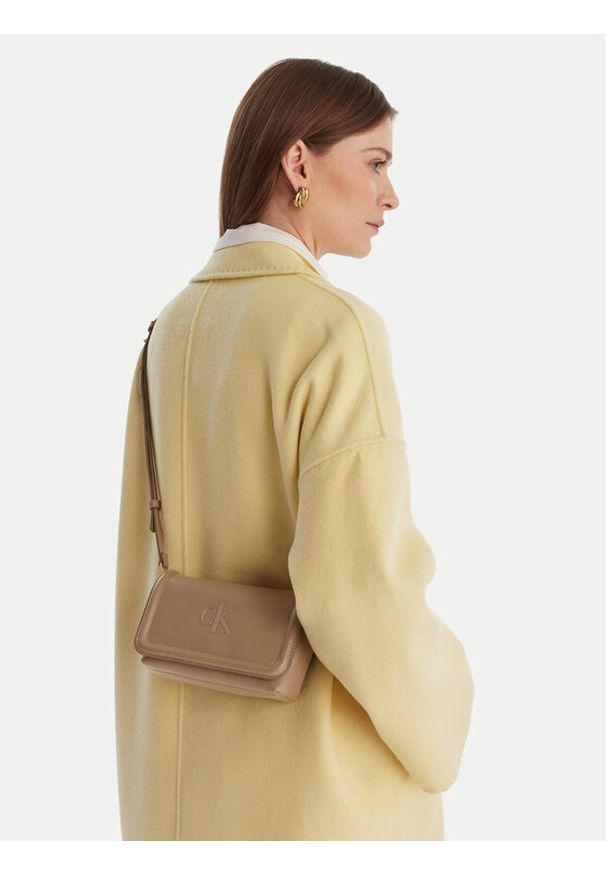 Calvin Klein Torebka Bold Ck Flap Crossbody LV04F1027G Brązowy. Kolor: brązowy. Materiał: skórzane