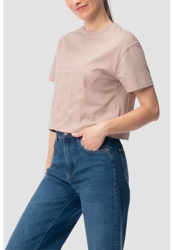 Guess - GUESS Różowy bawełniany t-shirt damski Adele Crop, Rozmiar S. Okazja: na co dzień. Kolor: różowy. Materiał: bawełna. Długość: krótkie. Styl: casual, sportowy