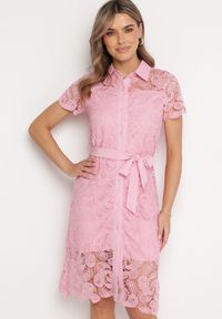 Born2be - Różowa Koszulowa Sukienka Koronkowa z Wiązanym Paskiem Sachaela. Kolor: różowy. Materiał: koronka. Typ sukienki: koszulowe. Długość: midi #6