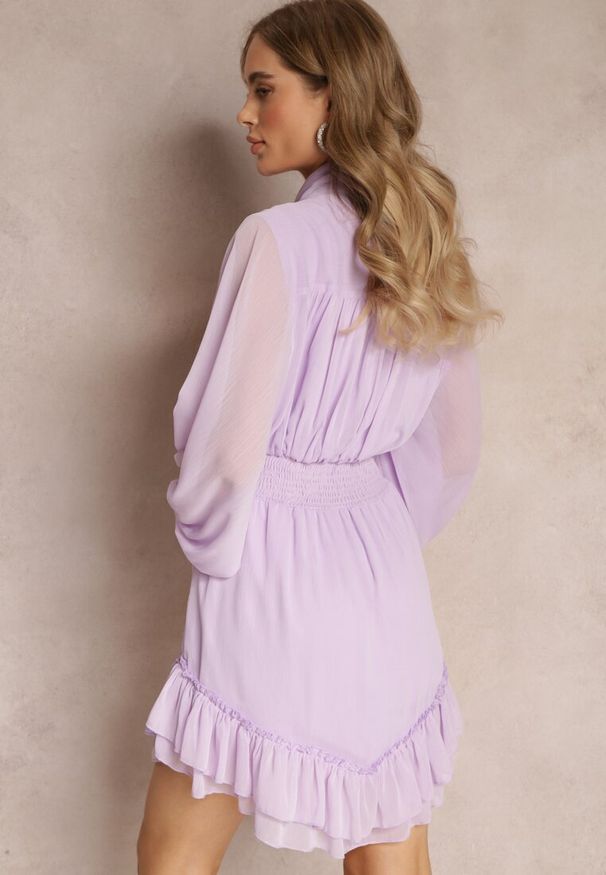Renee - Fioletowa Sukienka Mini z Ozdobnymi Guzikami i Rękawem 3/4 Parissa. Okazja: na co dzień. Kolor: fioletowy. Materiał: materiał. Styl: casual. Długość: mini