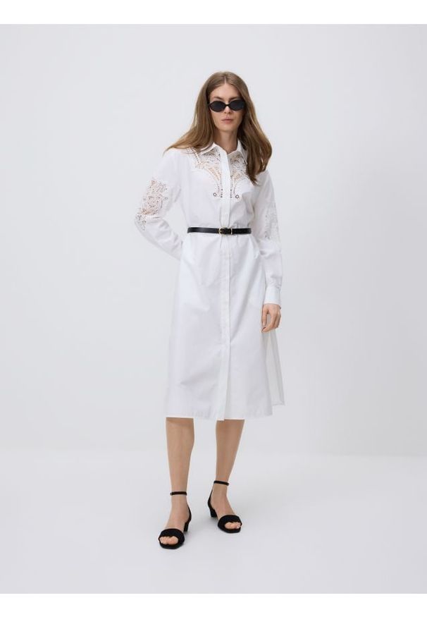 Reserved - Sukienka midi z paskiem - biały. Kolor: biały. Materiał: bawełna. Typ sukienki: proste. Długość: midi