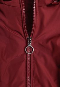 Born2be - Bordowa Przejściowa Kurtka z Pikowanymi Przeszyciami i Odpinanym Kapturem Olunea. Okazja: na spacer, na co dzień. Kolor: czerwony. Materiał: poliester, jeans. Styl: casual, elegancki #5