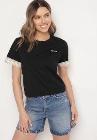 Born2be - Czarny T-shirt z Bawełny Zdobiony Koronką z Cekinami Pollea. Okazja: na co dzień. Kolor: czarny. Materiał: bawełna, koronka. Długość rękawa: krótki rękaw. Długość: krótkie. Wzór: aplikacja, koronka. Styl: klasyczny, casual #6