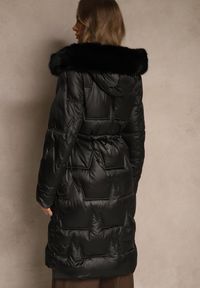 Renee - Czarna Długa Kurtka z Pikowanymi Przeszyciami i Kapturem Ściągana w Talii Galeatia. Okazja: na spacer, na co dzień. Kolor: czarny. Materiał: jeans, futro, poliester. Długość: długie. Styl: casual, elegancki #3