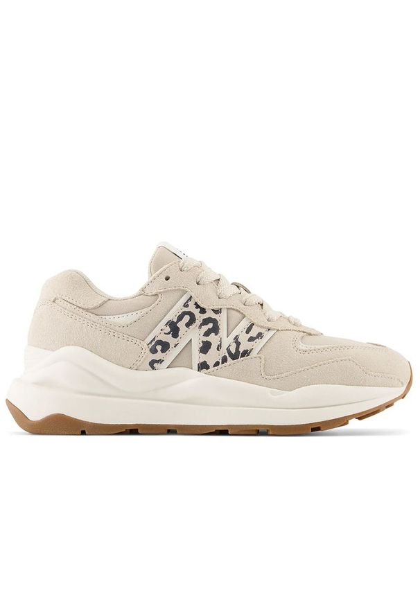 Buty New Balance W5740APB - beżowe. Okazja: na co dzień. Zapięcie: sznurówki. Kolor: beżowy. Materiał: materiał, syntetyk, skóra, guma, zamsz. Szerokość cholewki: normalna. Wzór: aplikacja, motyw zwierzęcy