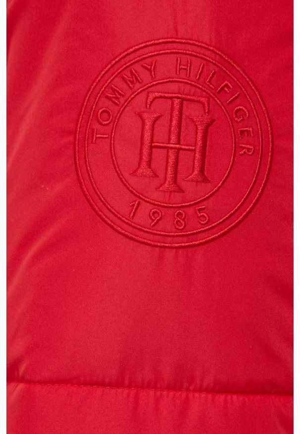 TOMMY HILFIGER - Tommy Hilfiger Kurtka damska kolor granatowy zimowa oversize. Okazja: na co dzień. Kolor: czerwony. Materiał: materiał. Wzór: gładki, haft. Sezon: zima. Styl: casual