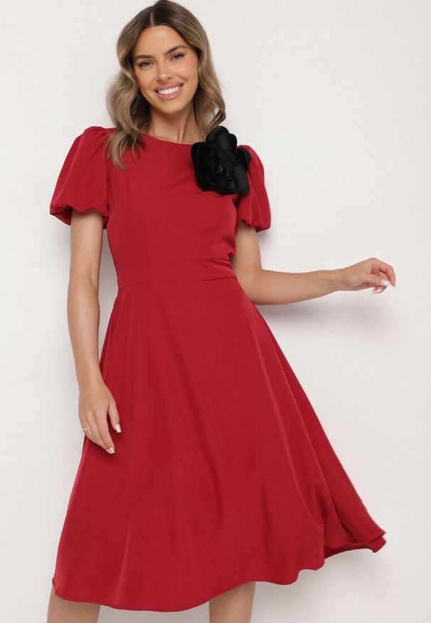 Born2be - Bordowa Sukienka Vices o Rozkloszowanym Kroju z Odpinanym Kwiatem 3D Rallarea. Kolor: czerwony. Wzór: kwiaty. Sezon: wiosna, lato