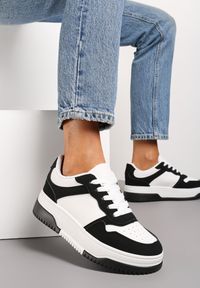 Renee - Czarno-Białe Sneakersy na Niskiej Platformie z Ozdobnymi Przeszyciami Huviena. Okazja: na co dzień. Nosek buta: okrągły. Kolor: czarny. Materiał: jeans. Obcas: na platformie #4