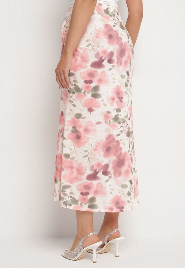 Born2be - Różowa Spódnica w Kwiaty z Marszczeniem i Rozcięciem na Nogę Atessira. Okazja: na co dzień, na spacer. Kolor: różowy. Wzór: kwiaty. Sezon: wiosna. Styl: casual, klasyczny