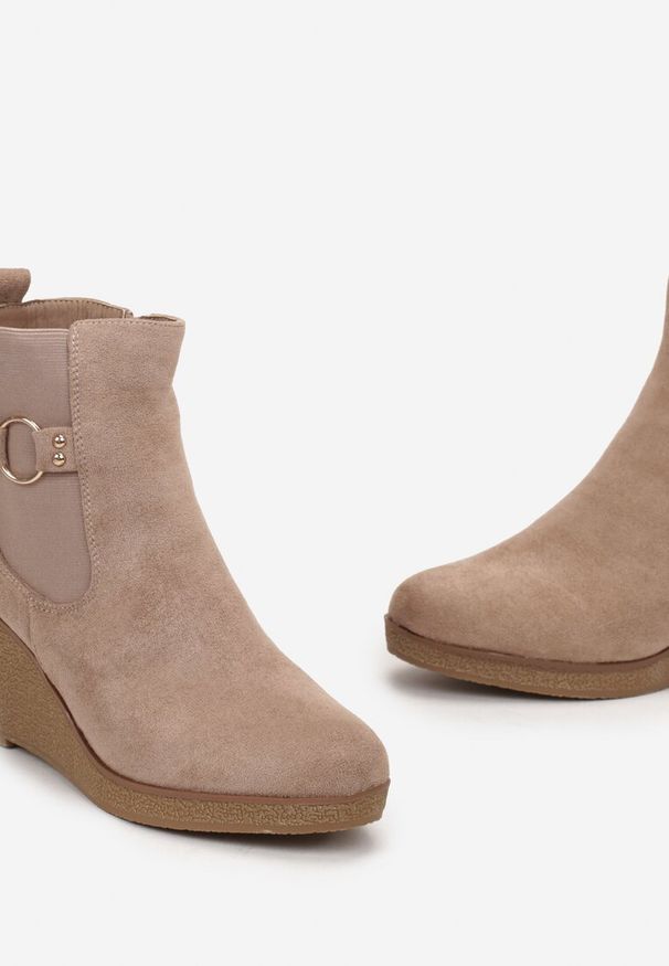 Born2be - Beżowe Botki na Koturnie z Elastyczną Wstawką Christabelle. Kolor: beżowy. Obcas: na koturnie. Styl: elegancki
