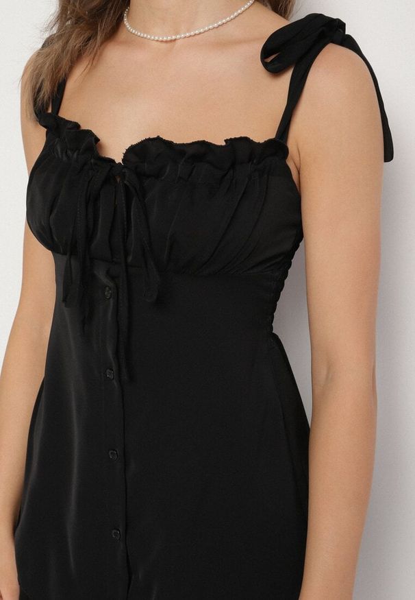 Born2be - Czarna Rustykalna Sukienka o Taliowanym Kroju z Wiązaniem i Falbanami Finkio. Okazja: na co dzień. Kolor: czarny. Długość rękawa: na ramiączkach. Wzór: aplikacja. Styl: casual, elegancki