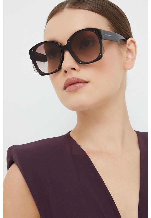 Alexander McQueen okulary przeciwsłoneczne damskie kolor brązowy. Kolor: brązowy. Wzór: geometria