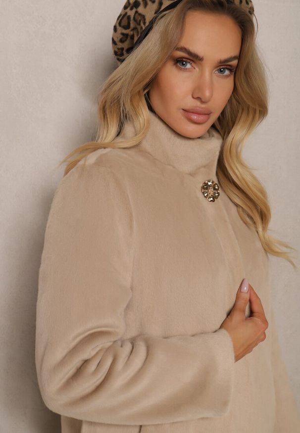 Renee - Beżowy Płaszcz z Futerka z Kieszeniami Nomifra. Kolor: beżowy. Materiał: futro. Długość rękawa: długi rękaw. Długość: długie. Sezon: zima, jesień. Styl: klasyczny