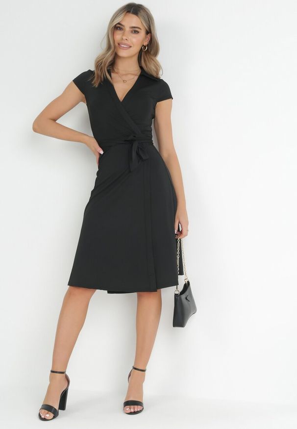 Born2be - Czarna Kopertowa Sukienka Midi Wiązana w Talii Mayella. Okazja: na co dzień, do pracy, na spotkanie biznesowe. Typ kołnierza: dekolt w kształcie V. Kolor: czarny. Typ sukienki: kopertowe. Styl: biznesowy, casual, elegancki. Długość: midi