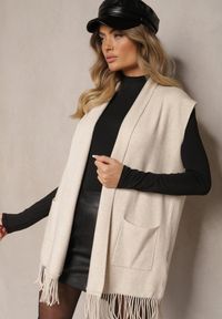 Renee - Jasnobeżowa Kamizelka Narzutka z Wiskozowej Dzianiny z Frędzlami i Kieszeniami Naralina. Kolor: beżowy. Materiał: dzianina, wiskoza. Sezon: zima #4