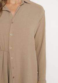 Born2be - Ciemnobeżowa Asymetryczna Sukienka o Koszulowym Kroju z Gumką w Talii Elodina. Kolor: beżowy. Długość rękawa: długi rękaw. Typ sukienki: koszulowe, asymetryczne. Styl: elegancki, sportowy #2