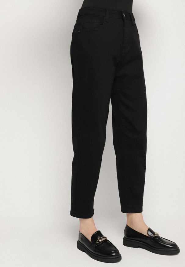 Born2be - Czarne Klasyczne Jeansy o Kroju Mom Fit Fesianela. Okazja: na co dzień. Kolor: czarny. Styl: klasyczny