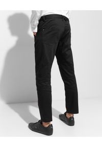 Les Hommes - LES HOMMES - Czarne spodnie z przeszyciami. Kolor: czarny. Materiał: bawełna, elastan #2