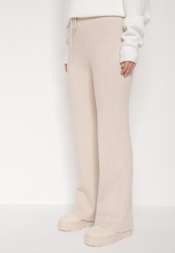 Born2be - Jasnobeżowe Prążkowane Spodnie z Wełną o Szerokim Kroju z Wysokim Stanem Reinnia. Okazja: na co dzień. Stan: podwyższony. Kolor: beżowy. Materiał: prążkowany, wełna. Styl: casual