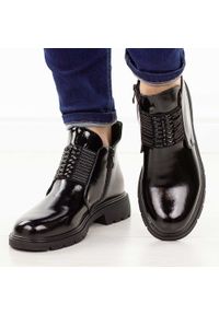 Czarne lakierowane botki damskie M.Daszyński 2501-10. Okazja: na co dzień, do pracy, na uczelnię. Nosek buta: okrągły. Kolor: czarny. Materiał: lakier, skóra. Szerokość cholewki: normalna. Sezon: zima, jesień. Styl: klasyczny, casual, elegancki #1