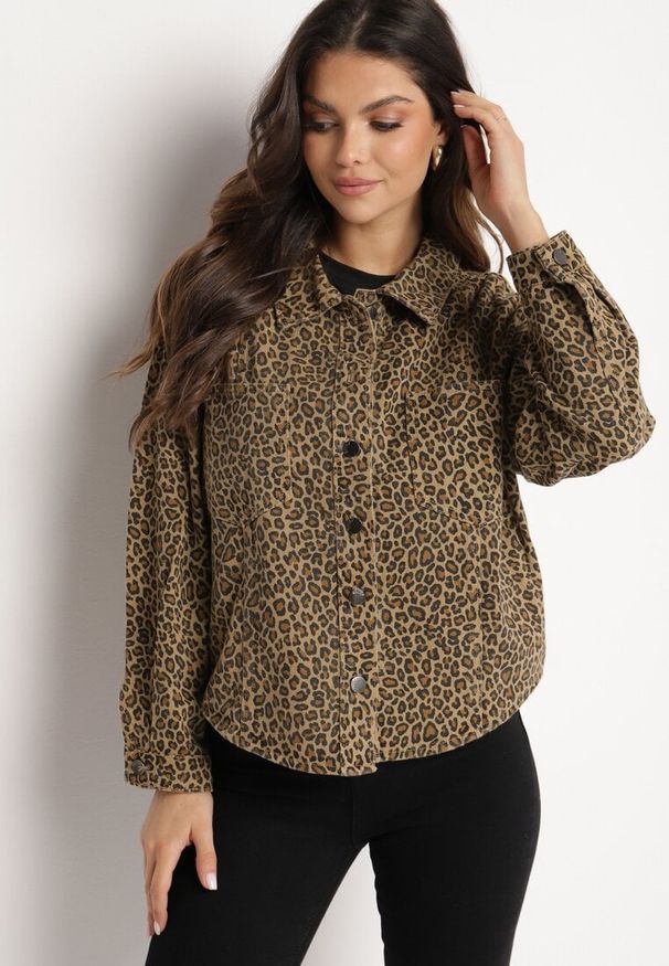 Born2be - Brązowa Kurtka Jeansowa w Drobne Cętki o Koszulowym Kroju Cesisia. Okazja: do pracy, na co dzień. Kolor: brązowy. Materiał: jeans. Długość rękawa: długi rękaw. Długość: długie. Styl: elegancki, casual, klasyczny