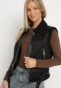 Born2be - Czarna Rockowa Kamizelka z Futerkiem Typu Baranek i Klamerką Tiodora. Okazja: na co dzień. Kolor: czarny. Materiał: futro. Wzór: aplikacja. Styl: rockowy #2