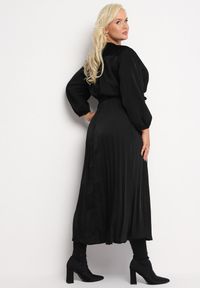 Born2be - Czarna Sukienka Maxi z Gumką w Pasie i Kopertowym Dekolcie Bertrama. Typ kołnierza: dekolt kopertowy. Kolor: czarny. Materiał: materiał. Typ sukienki: kopertowe. Długość: maxi #4