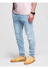 Ombre Clothing - Spodnie męskie JOGGERY jeansowe z efektem sprania - jasnoniebieskie V1 - Rozmiar: S. Okazja: na co dzień. Kolor: niebieski. Materiał: jeans. Wzór: aplikacja. Styl: casual, elegancki #6