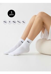Sinsay - Zestaw krótkich skarpet z napisami w różnych językach 5 pack - biały. Kolor: biały. Wzór: napisy #1