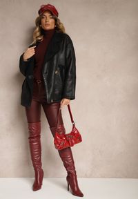 Renee - Czarna Kurtka Typu Biker o Kroju Oversize z Futrzaną Podszewką i Guzikami Nikilina. Okazja: na co dzień. Kolor: czarny. Materiał: futro. Długość rękawa: długi rękaw. Długość: długie. Styl: casual, elegancki, rockowy