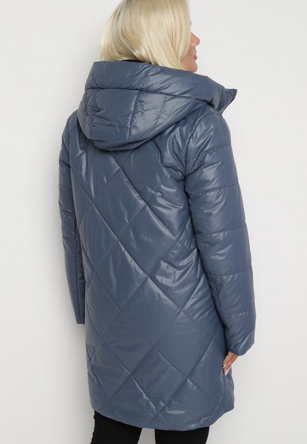 Born2be - Niebieska Długa Pikowana Kurtka z Kapturem i Dwustronnym Suwakiem Eritha. Okazja: na co dzień. Typ kołnierza: kaptur. Kolekcja: plus size. Kolor: niebieski. Materiał: jeans. Długość rękawa: długi rękaw. Długość: długie. Styl: elegancki, casual