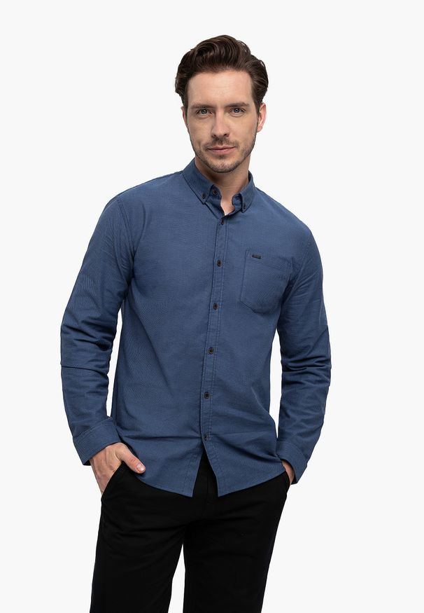 Volcano - Niebieska koszula, Regular Fit, K-BRIZO. Okazja: na co dzień. Typ kołnierza: button down. Kolor: niebieski. Materiał: bawełna, materiał. Styl: casual, elegancki