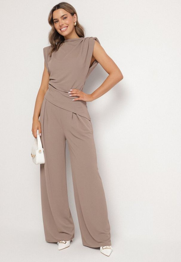 Born2be - Jasnobrązowy Komplet Bluzka z Zaznaczonymi Ramionami i Spodnie Szerokie na Gumce Divaires. Kolor: brązowy