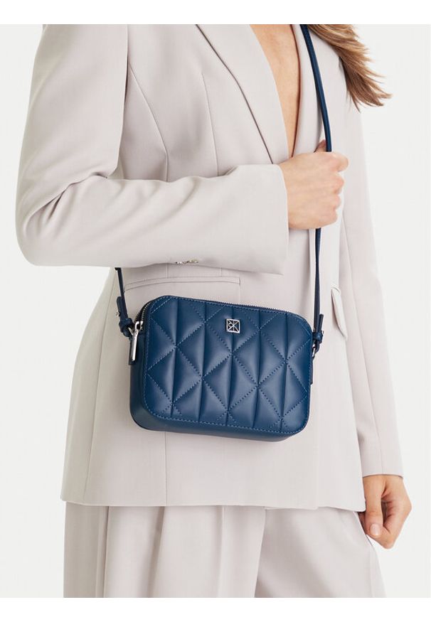 Calvin Klein Torebka Quilted Double Zip Camera Bag LV04F3328G Niebieski. Kolor: niebieski. Materiał: skórzane