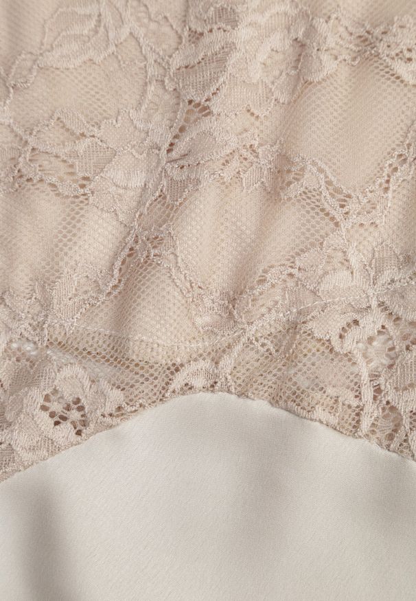 Renee - Beżowa Dopasowana Sukienka Wieczorowa z Koronkowymi Zdobieniami Bermina. Kolor: beżowy. Materiał: koronka. Wzór: aplikacja. Styl: wizytowy