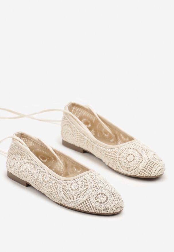 Renee - Beżowe Balerinki Ozdobione Wiązaniem i Haftem Talanna. Kolor: beżowy. Materiał: jeans. Wzór: haft, aplikacja. Styl: elegancki