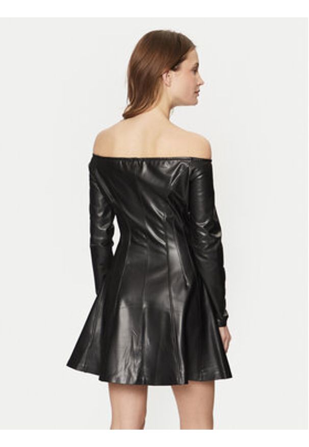 Guess Sukienka z imitacji skóry W5RK43 K8S30 Czarny Regular Fit. Kolor: czarny. Materiał: skóra
