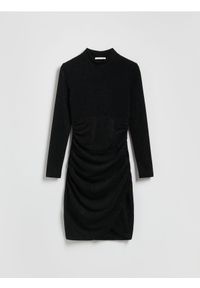 Reserved - Błyszcząca sukienka z drapowaniem - czarny. Kolor: czarny. Materiał: dzianina #1