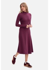 BeWear - Bawełniana sukienka dzianinowa z golfem rozkloszowana fiolet. Typ kołnierza: golf. Kolor: brązowy. Materiał: dzianina, bawełna. Sezon: zima, jesień